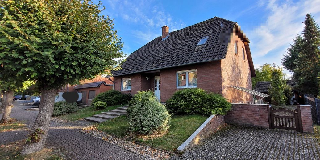 Familienfreundliches Einfamilienhaus mit Doppelgarage und großem Grundstück in Kusey – Haus mit seiltl. Kellereingang