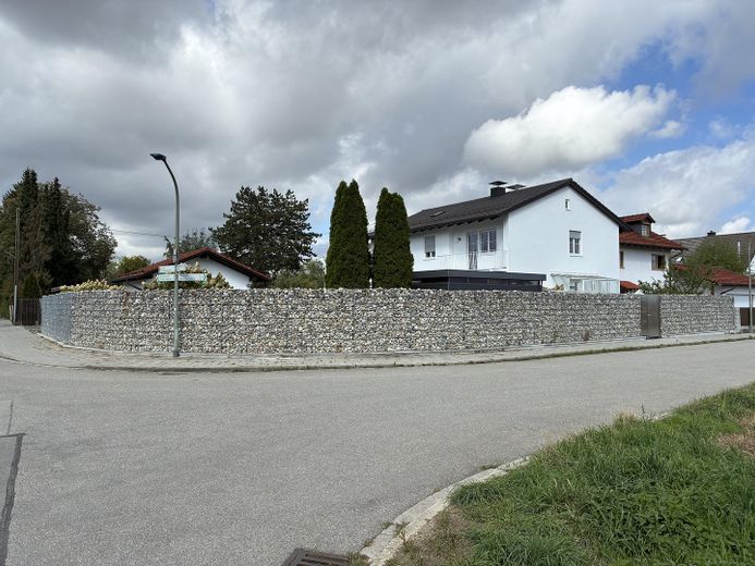 Beste Wohnlage und hochwertige Ausstattung, Garten Süd-West Ausrichtung mit Pool – Strassenansicht Osten