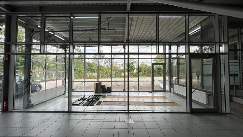 Commercio di automobili con capannone espositivo e superfici ufficio a Gelsenkirchen – Autohaus - Fahrzeugaufnahme