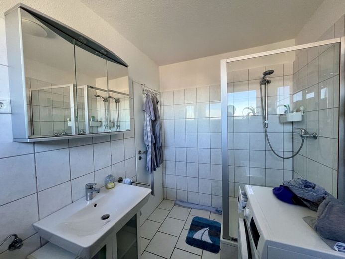 3-Zimmer Eigentumswohnung mit Loggia und Weitblick auf das Kaiser-Wilhelm-Denkmal - Minden-Meißen! – mit Dusche und Fenster