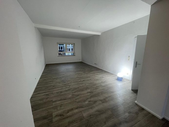 Wohn / Geschätshaus am Bahnhof/Fußgängerzone – Wohnung 1. OG (Saniert 12.25)