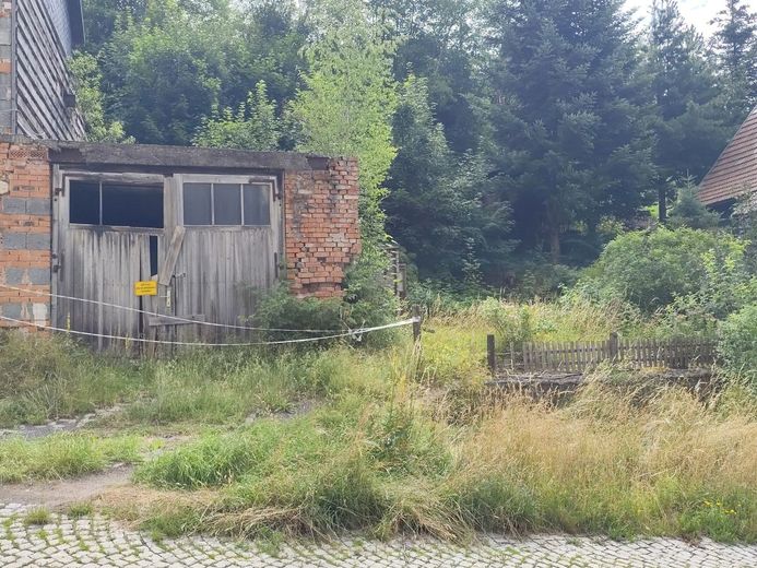 Exzellente Kapitalanlage mit Historie und stabiler Rendite: Vollvermietetes Mehrfamilienhaus in 96528 Frankenblick-Rauenstein! – Garagenanbau (Abriss) und Gartenanteil
