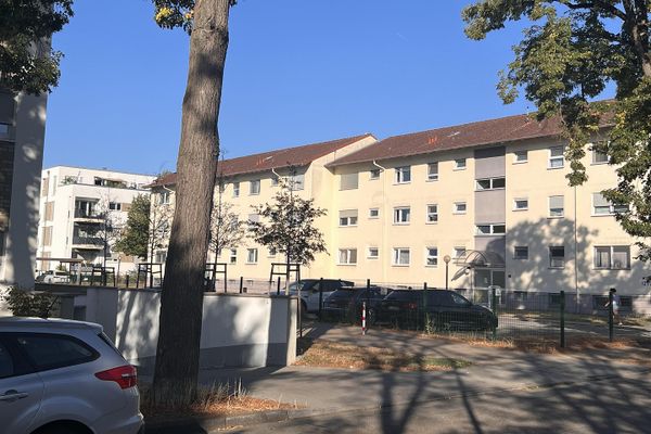 „Splendido appartamento di 5 locali di 138 m², 2 posti auto e dotazioni di alto livello – Hanau-Tümpelgarten”