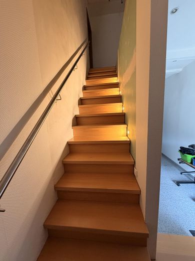 Wohn- und Geschäftshaus mit Ladenfläche, Nebengebäude, Garagen&Ausbaupotenzial in Nordkirchen-VHB – Treppenaufgang zum Obergeschos