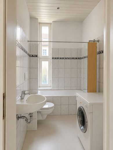 **Splendido fascino di un edificio d’epoca** Luminoso appartamento di 2 locali con cucina componibile e balcone soleggiato, vicino alla clinica universitaria – Badezimmer