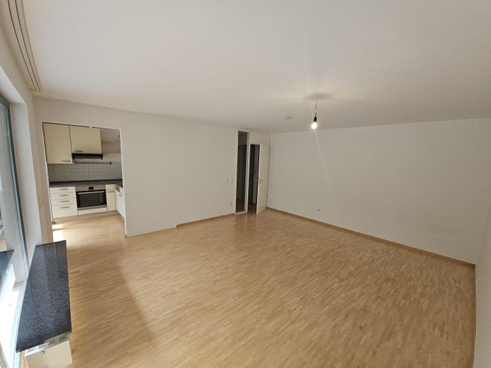 Maxvorstadt: Ruhige 1-Zimmer-Gartenwohnung in Toplage – nur 3 Min. zur U-Bahn! –  Wohn- und Esszimmer