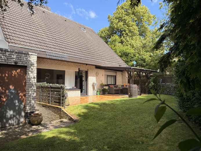 PRIVO DI PROVVIGIONE - casa unifamiliare indipendente in posizione migliore – abitare con giardino su attraente terreno d’angolo – Im Garten hinten