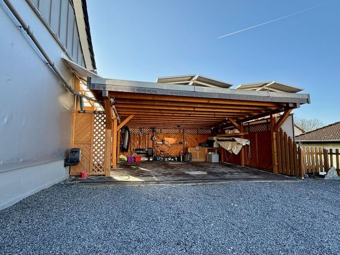 Fröndenberg-Hohenheide: Altbau, aber nicht vom alten Eisen - Energetisch und technisch im TOP Zustand! – Carport