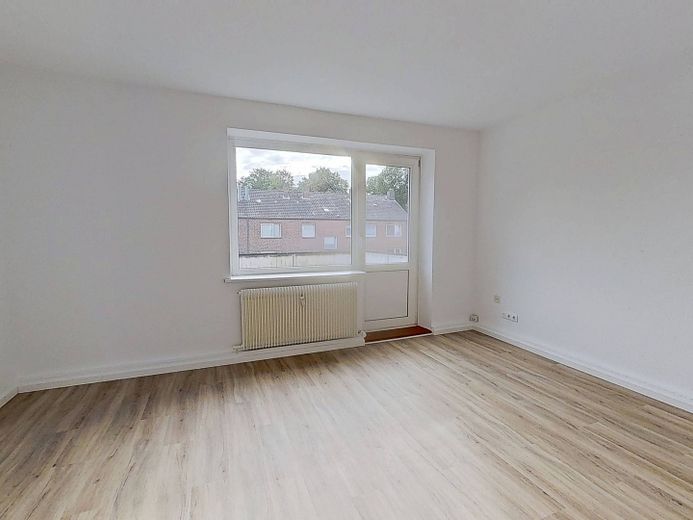 Einziehen und für den Herbst einkuscheln - mit einem KALTMIETERLASS: 3-Zimmer-Wohnung mit BALKON in fußläufiger Nähe zum Kanal – Ansicht I: Wohn- und Esszimmer