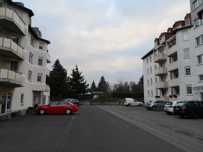 Zwei Gewerberäume mit Parkplätzen + Tiefgarage – Parkplatz im Hinterhof