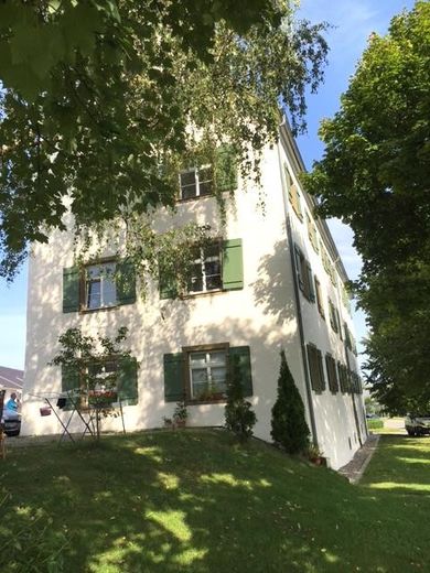 Wymarzone mieszkanie dla singli: urok zabytku spotyka nowoczesność – zamek Hirschlatt – Seitliche Hausansicht 