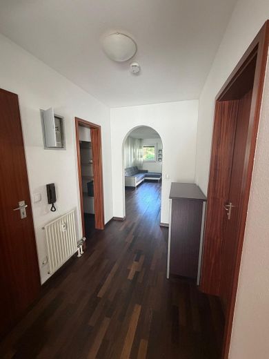 Komisyonsuz! Balkonlu ve EBK'li, tamamen mobilyalı, çekici ve yenilenmiş 2,5 odalı daire – Flur