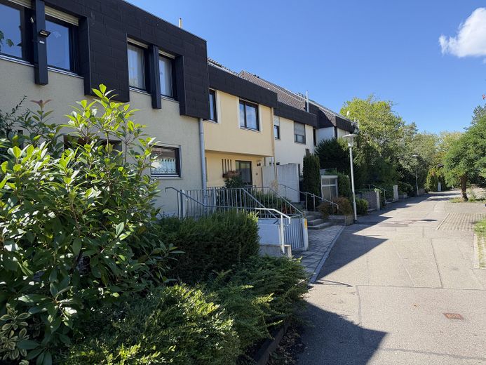 No commission! Prime location! Terraced house with expansion potential, energy rating B – Ruhige Anwohnerstraße