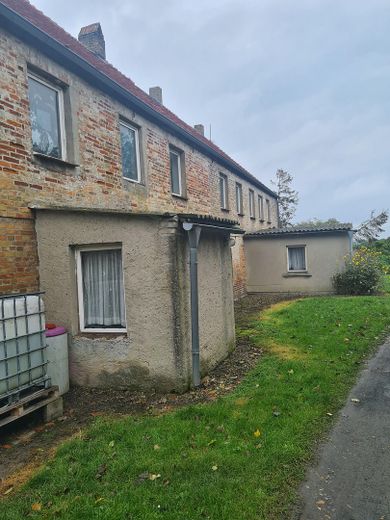 Investmentchance auf Rügen: Mehrfamilienhaus + ca. 3.087 m² Grundstück, Wasser-/Ostseenähe – Frontseite Zufahrt