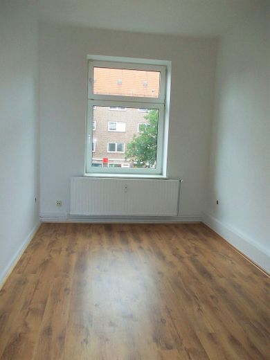 Wohnen mit Geschichte – sanierte 2 Zimmer Altbauwohnung in bester Innenstadtlage – Wohnzimmer