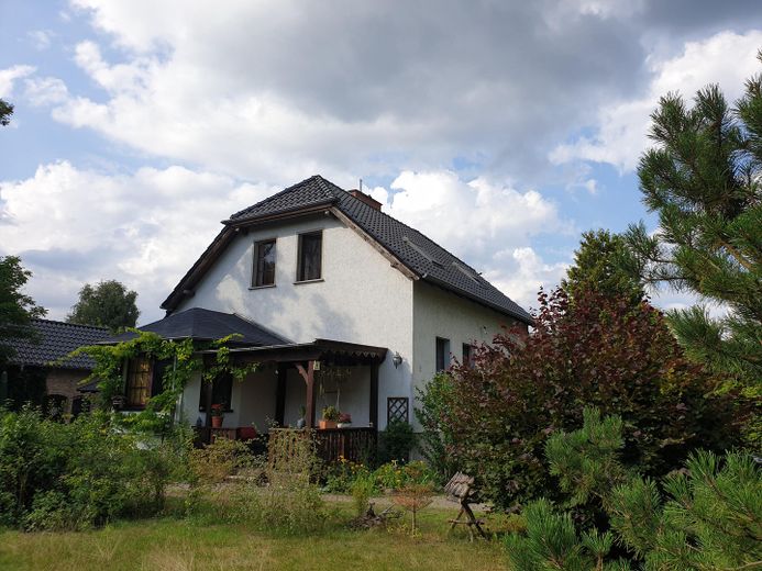 Charming country house with living basement, large garden, workshop, two verandas, hobby stable – Südseite