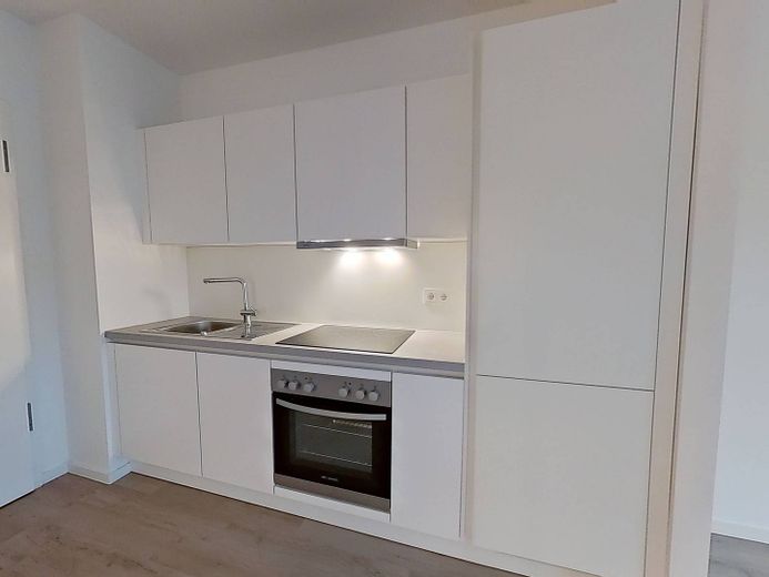Moderno appartamento con 2 locali, cucina componibile e balcone a Schönefeld! – Muster I: Küche