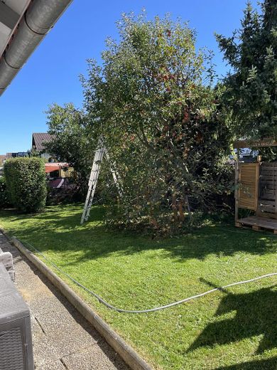 Charmante Doppelhaushälfte mit großem Eckgrundstück, 3 Garagen, Ausbaupotenzial in Isen – Foto 7