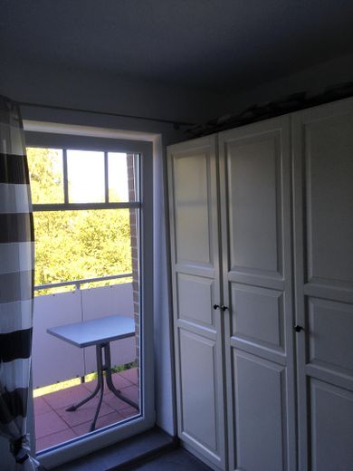 Nowoczesne mieszkanie z przestronną loggią, balkonem i poddaszem w najlepszej lokalizacji w Hooksiel – Schlafzimmer mit Balkon