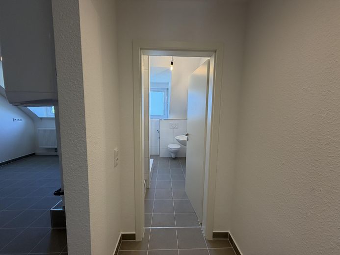 Pierwsze zamieszkanie po generalnym remoncie – wysokiej jakości mieszkanie 2-pokojowe w kamienicy w Karlsruhe Weststadt – Flur mit Blick ins Badezimmer