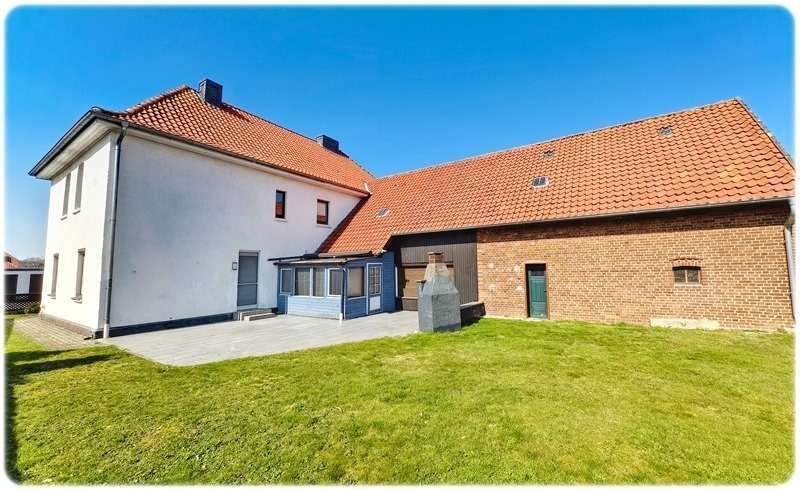 Uetze: 2 Häuser = 3 Wohnungen, 3 Garagen + Carport + potentielles Bauland im Garten – Südostterrasse