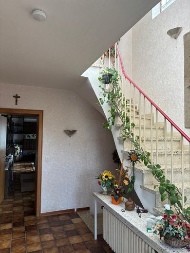 House with large plot in Wassenberg - plenty of potential for craftsmen – Diele mit Treppe
