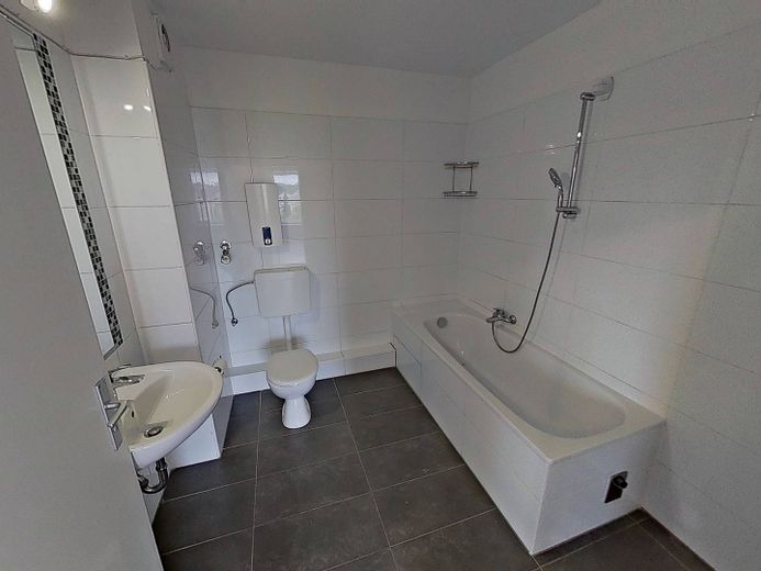 Schicke 2-Zimmer-Wohnung mit BALKON – Bad
