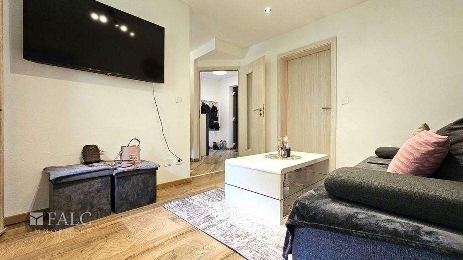 Zweifamilienhaus mit Potenzial in Landau a. d. Isar - zwei Wohneinheiten, Garage &amp; Garten – Wohnung - Wohnzimmer 1