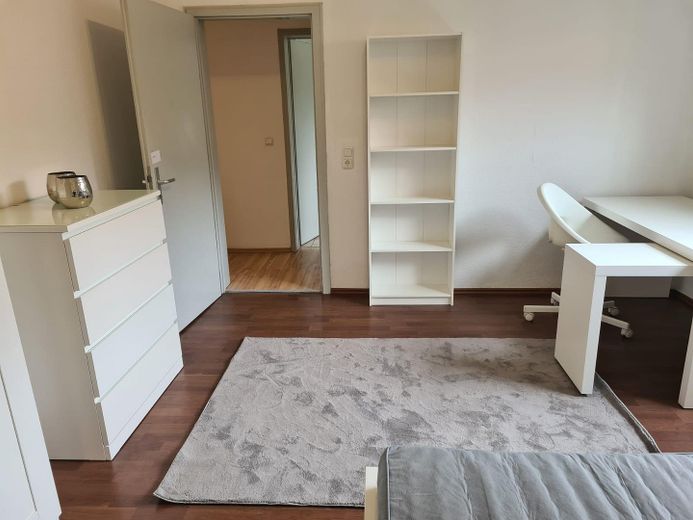 Tamamen mobilyalı WG odası (kadınlar için) Hof’un merkezi konumunda 3 kişilik WG’de - 450€ tüm giderler dahil kira (ek yan gider yok) – Zimmer