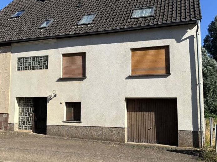 Spacious single-family house with garage and small garden – Foto 1