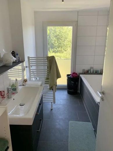 Lujo junto al lago Probstsee: 3,5 hab., cocina equipada, vestidor, garaje subterráneo | 7 min de Patch Barracks – View master bathroom
