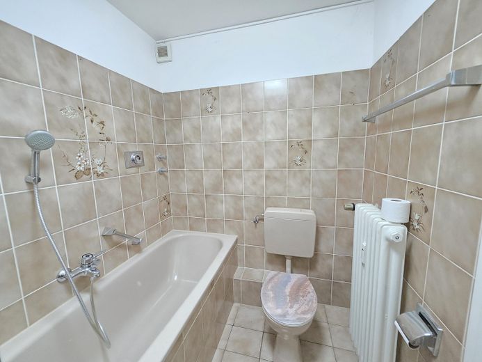 2,5 locali vicino al bosco e alla zona sud della Ruhr, terrazza di 14 m², bagno: vasca + doccia, parquet in legno massello – Badezimmer