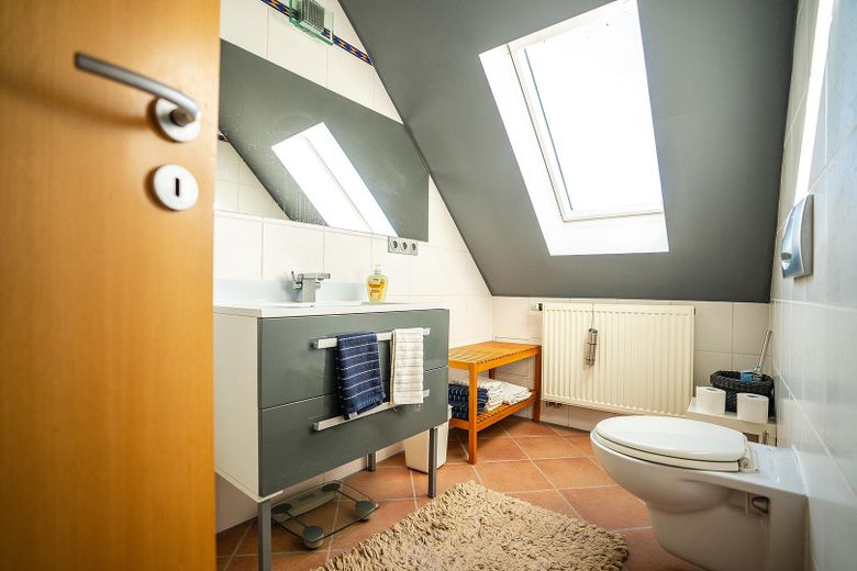 Kleines Bad mit WC und Dusche 