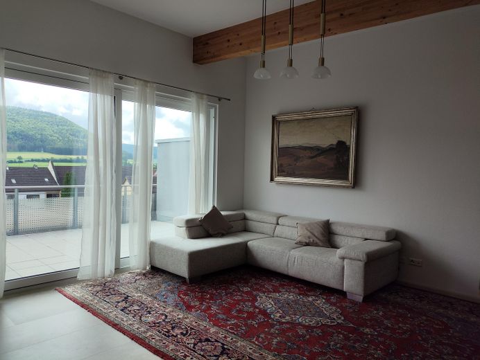 Appartamento attico condominiale accessibile senza barriere, 3,5 locali, con 2 posti auto TG affiancati – Wohnzimmer