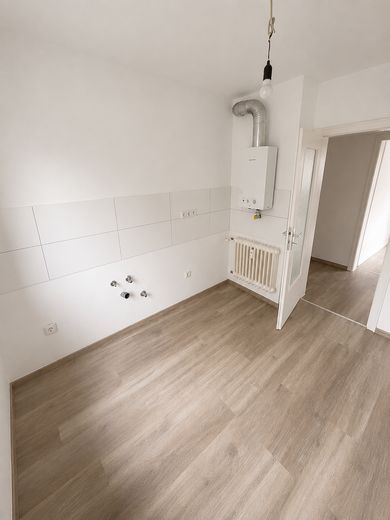 4 habitaciones, balcón, sótano: renovado y listo para entrar | sin comisión – Küche