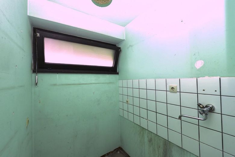 1-Zimmer-Wohnung mit Küche, Bad und Balkon ins Grüne in der Kaiserallee – Leere Küche mit Fenster