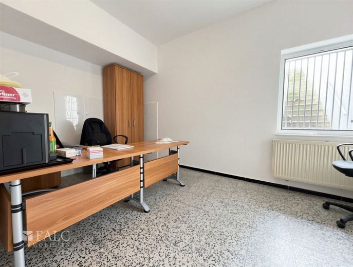 Vielseitig nutzbare Ladenfläche mit Büro, Stellplätzen und guter Sichtbarkeit – Büro