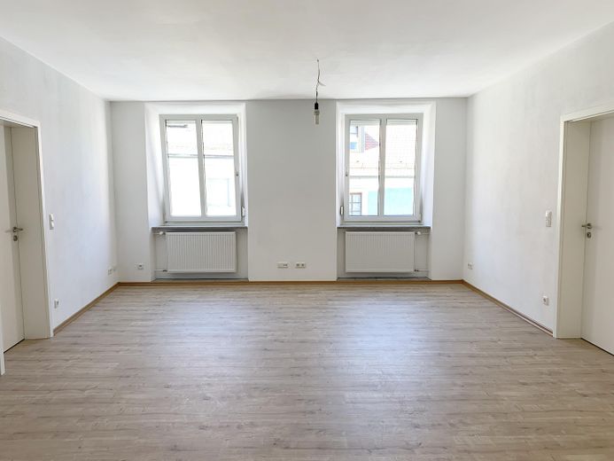 Sanierte 3-Zi Altbauwohnung in Straubing - Kernstadt (7012) – Wohnzimmer