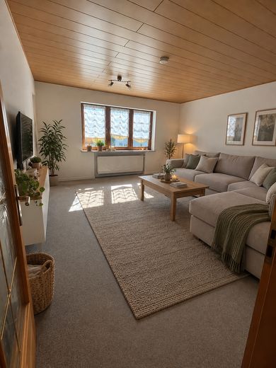 Helle 3,5-Zimmer-Wohnung mit Südbalkon – komfortables Zuhause am Stadtrand von Regensburg – Wohnzimmer (Möbel KI gen.)
