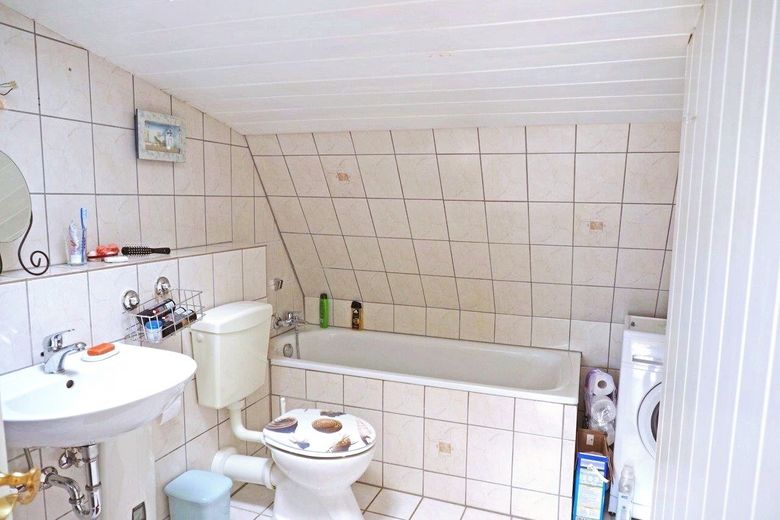 Dachgeschosswohnung mit Dachterrasse und Rheinblick – Tageslichtbad