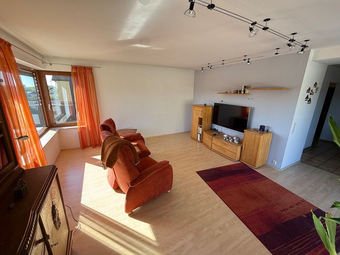 4 Zimmer mit Aussicht – Terrasse, Wärmepumpe, Garage und Stellplatz inklusive – Wohnzimmer 3