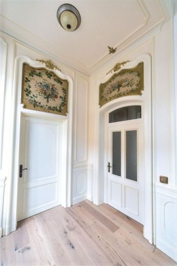 Großzügige Etagenwohnung mit repräsentativem Flair - Stilvolles Wohnen in historischer Villa – Eingangsbereich