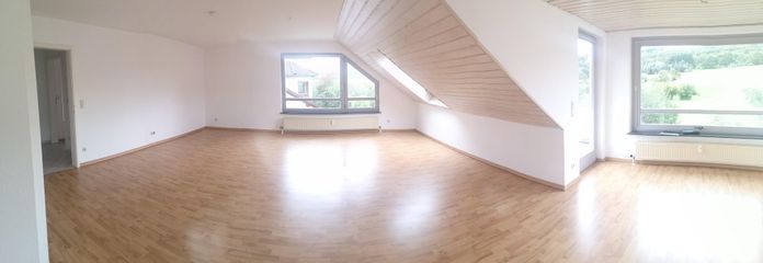 généreux 2 pièces avec balcon et vue sur la verdure – Wohnzimmer Panorama
