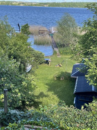 Idyllisches Haus am See mit Bootsanleger – Blick Terrasse zum See 