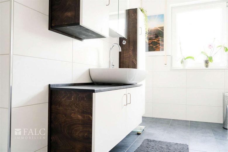 Hochwertige Bauqualität und zeitgemäße Ausstattung vereint – Badezimmer