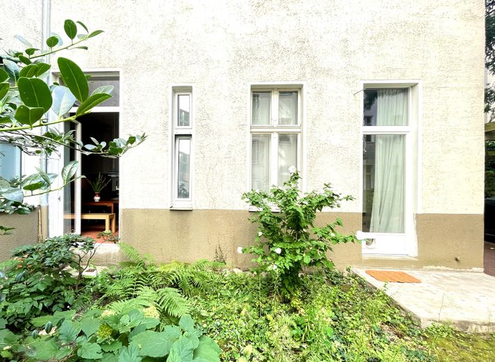 Einzigartige Wohnung | privater Eingang | bezugsfrei | ohne Provision – Fassade hofseitig