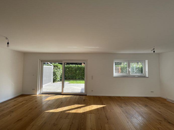 ruhig gelegene Neubauwohnung mit Südterasse – Wohnzimmer