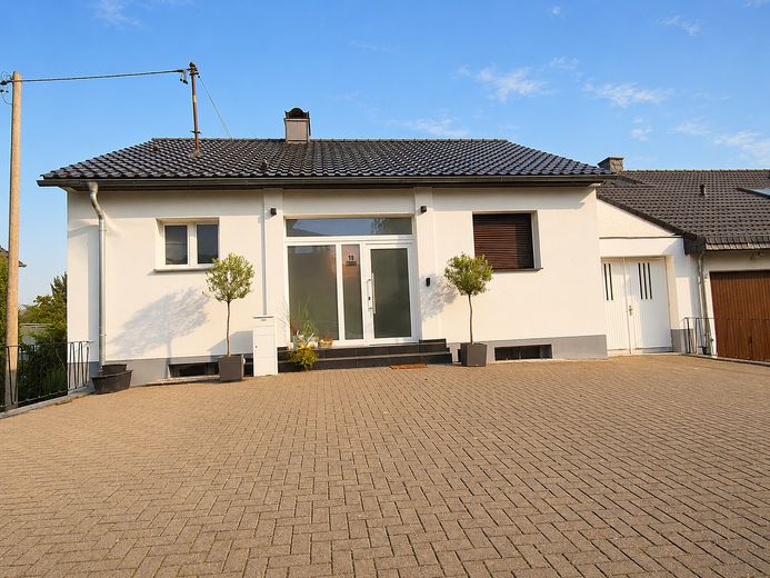 Casa unifamiliar renovada con vistas panorámicas en Wachtberg-Villip (sin comisión) – Front