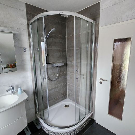 Dusche im Badezimmer
