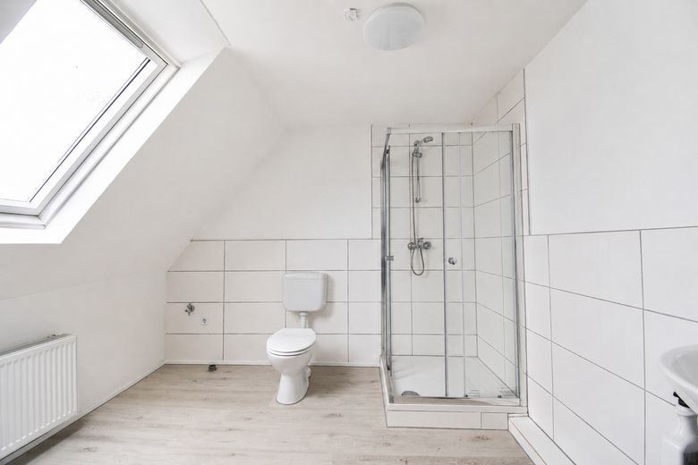 Apartamento dúplex renovado de 2 habitaciones con cocina, baño y plaza de aparcamiento en Lingenfeld – Bad
